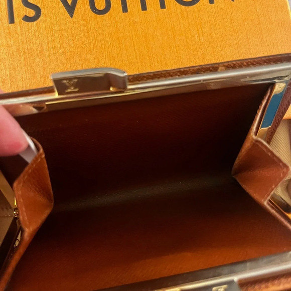 🍀 Louis Vuitton vintage monogram kiss lock wallet, GUC. - Picture 8 of 15